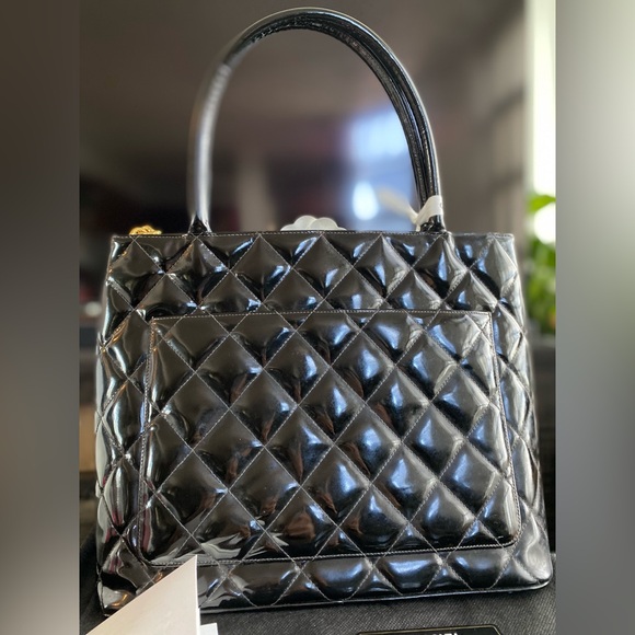 Vintage Chanel Medallion Patent 
Gold Hardware - Picture 6 of 7